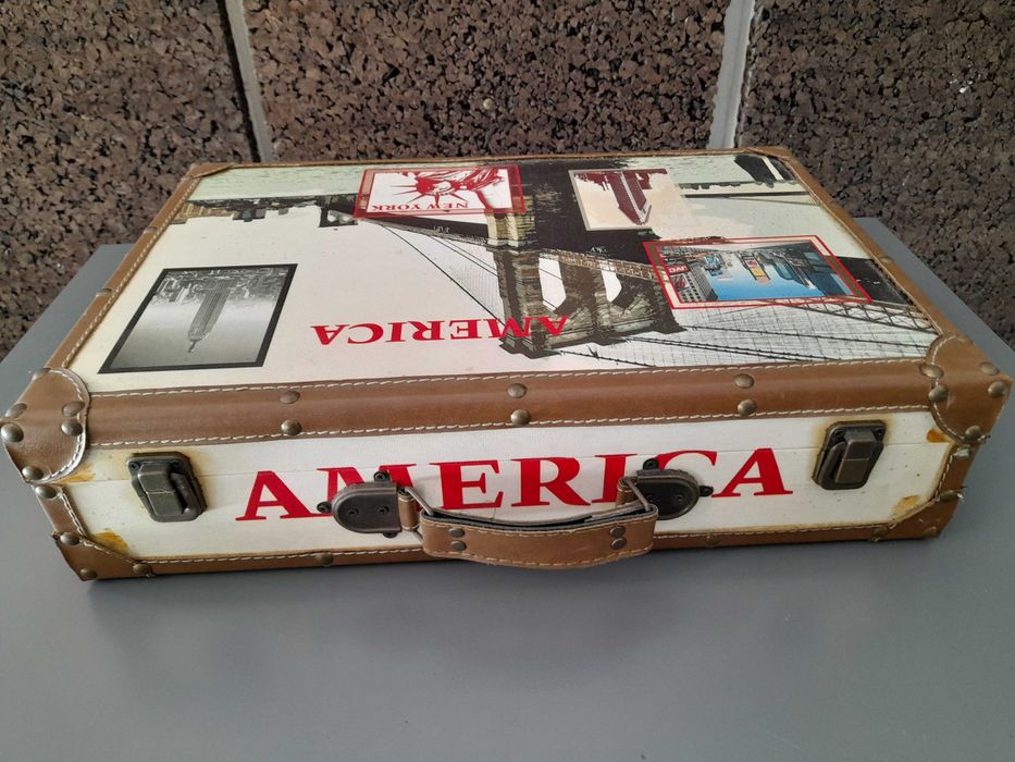 Mala Retro América usada em MDF e forrada a tela canvas em bom estado.
