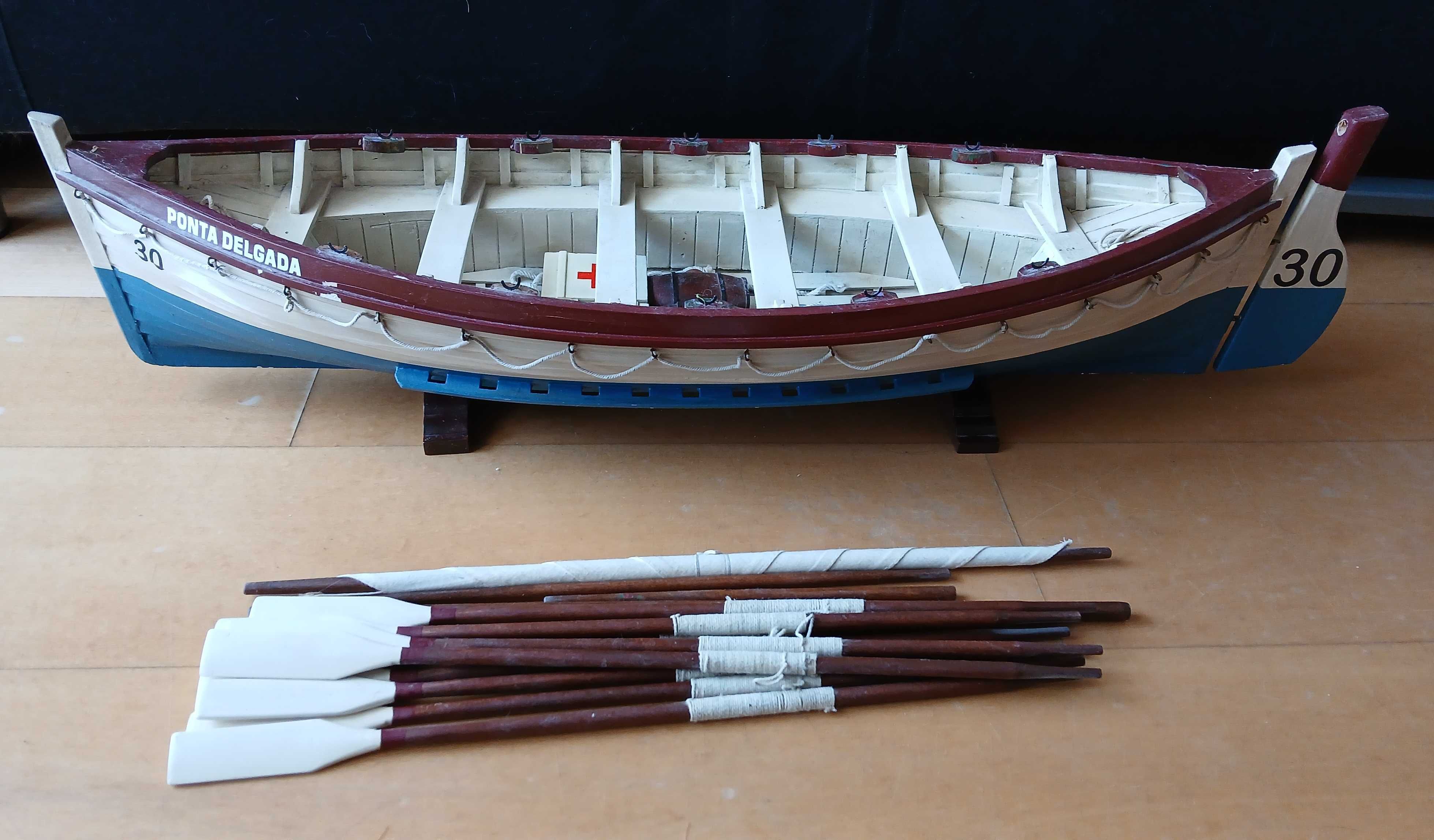 Barco de madeira para coleção