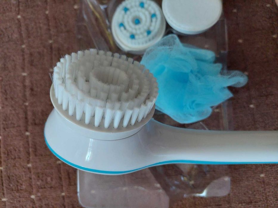 Щітка-масажер для душу