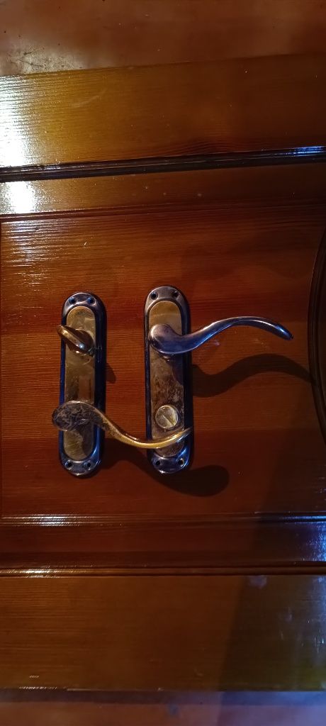 Продам двери межкомнатные из массива