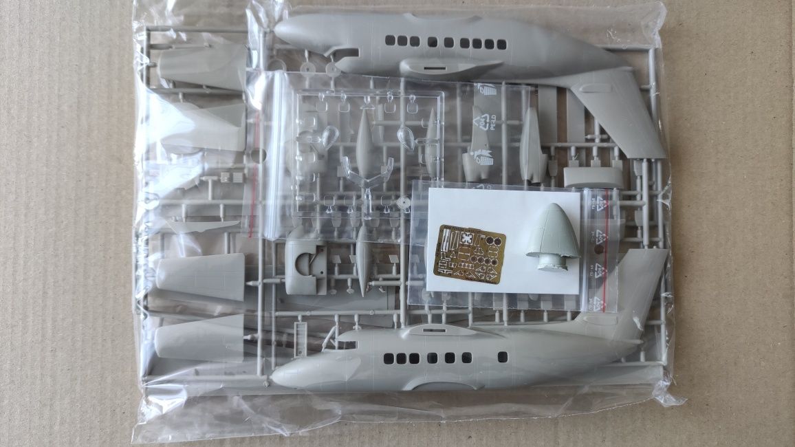 Сборная модель самолёта 1:72 Let L-410 UVP-E AZ Model ADM 7232