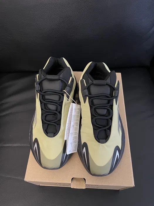 Оригінальні кроссовки Adidas Yeezy Boost 700 Resin GW9525