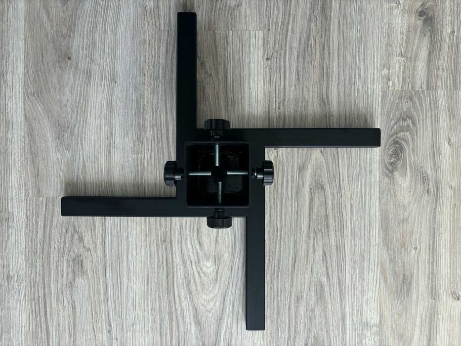 Solidny Metalowy Stojak na Choinkę w Stylu Industrialnym/Loft