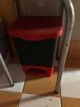 caixote do lixo vermelho e preto