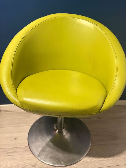 fotel w stylu retro z lat 60.–70.