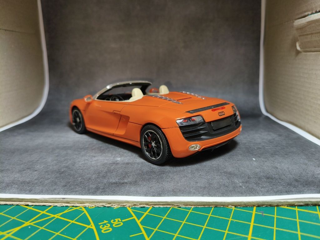 Złom modelarski Audi R8 cabrio Revell