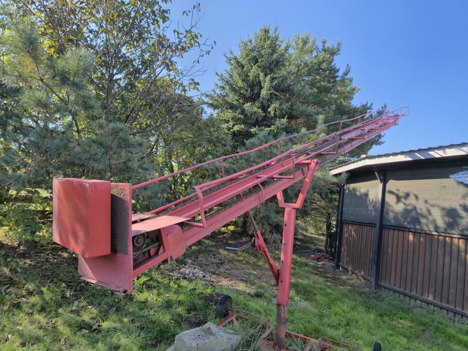 Podajnik, taśmociąg do kostek siana lub słomy