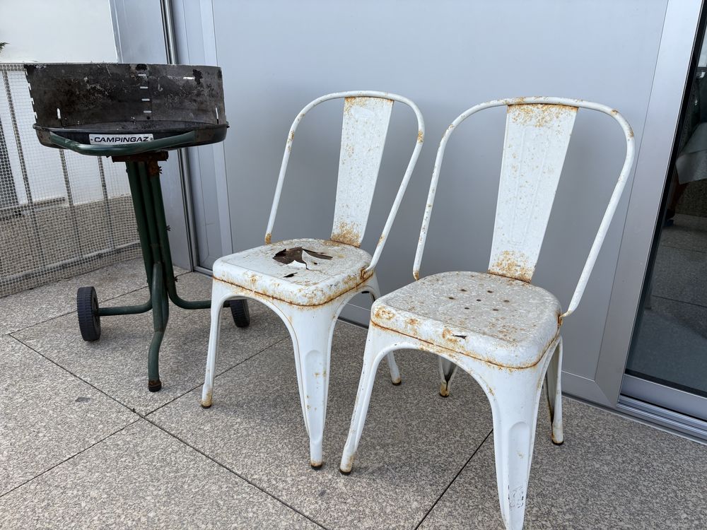 Duas cadeiras Tolix em ferro e barbecue campingaz para restaurar