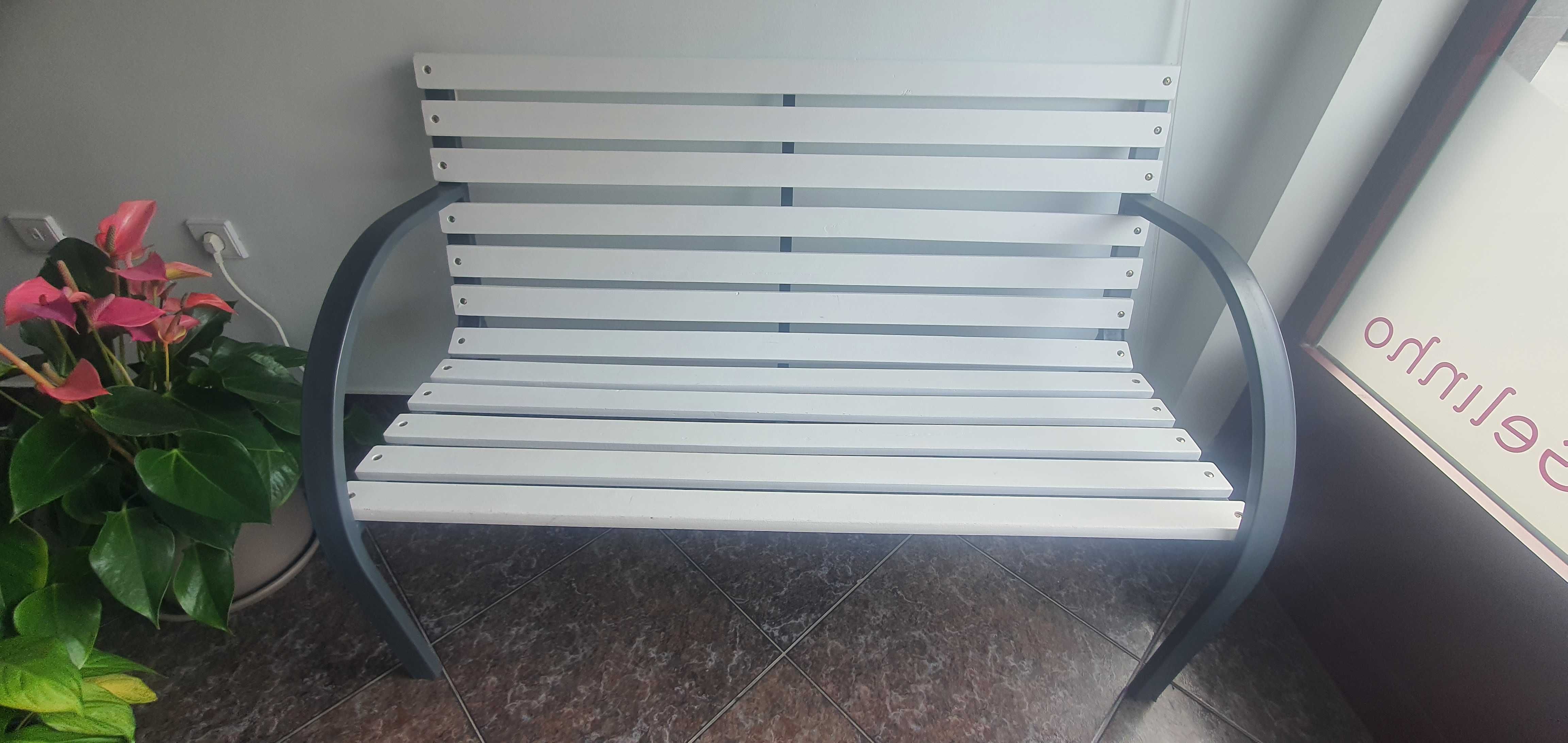 Cadeirão e mesa de interior ou jardim