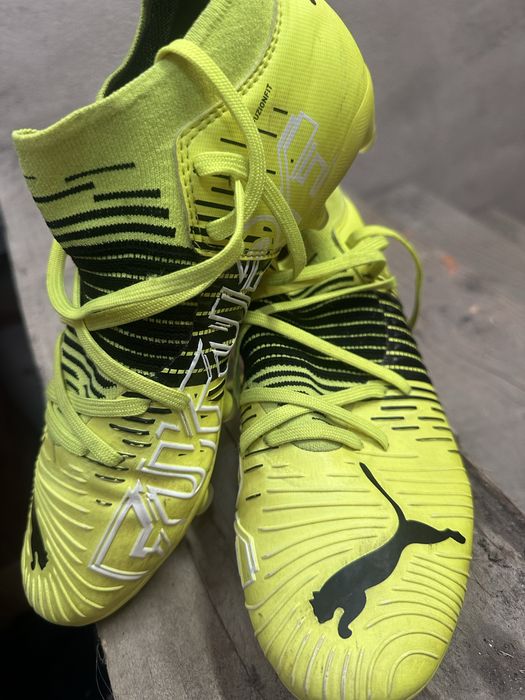 Чоловічі бутси на футбол