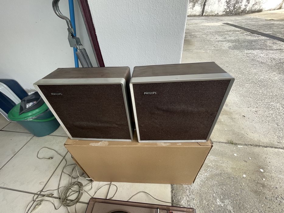 Gira discos Philips + 2 colunas (antigo)