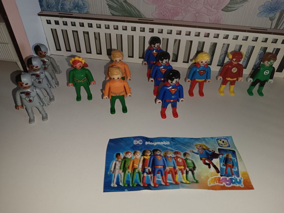 Кіндер іграшки з супергероями Playmobil