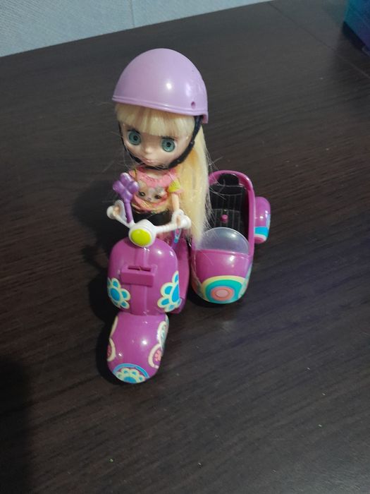 Laleczka na skuterze LPS