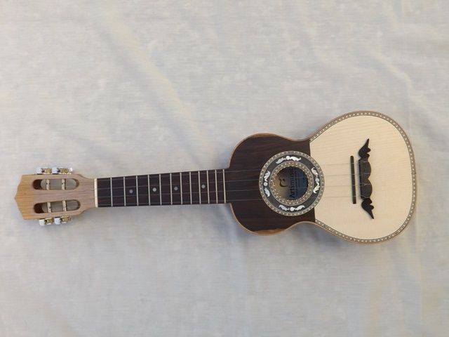 Cavaquinho de luxo de meio tampo