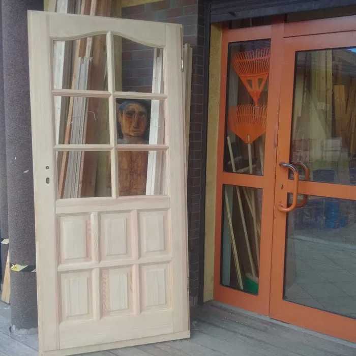 drzwi sosnowe drewniane wyprzedazowe powystawowe