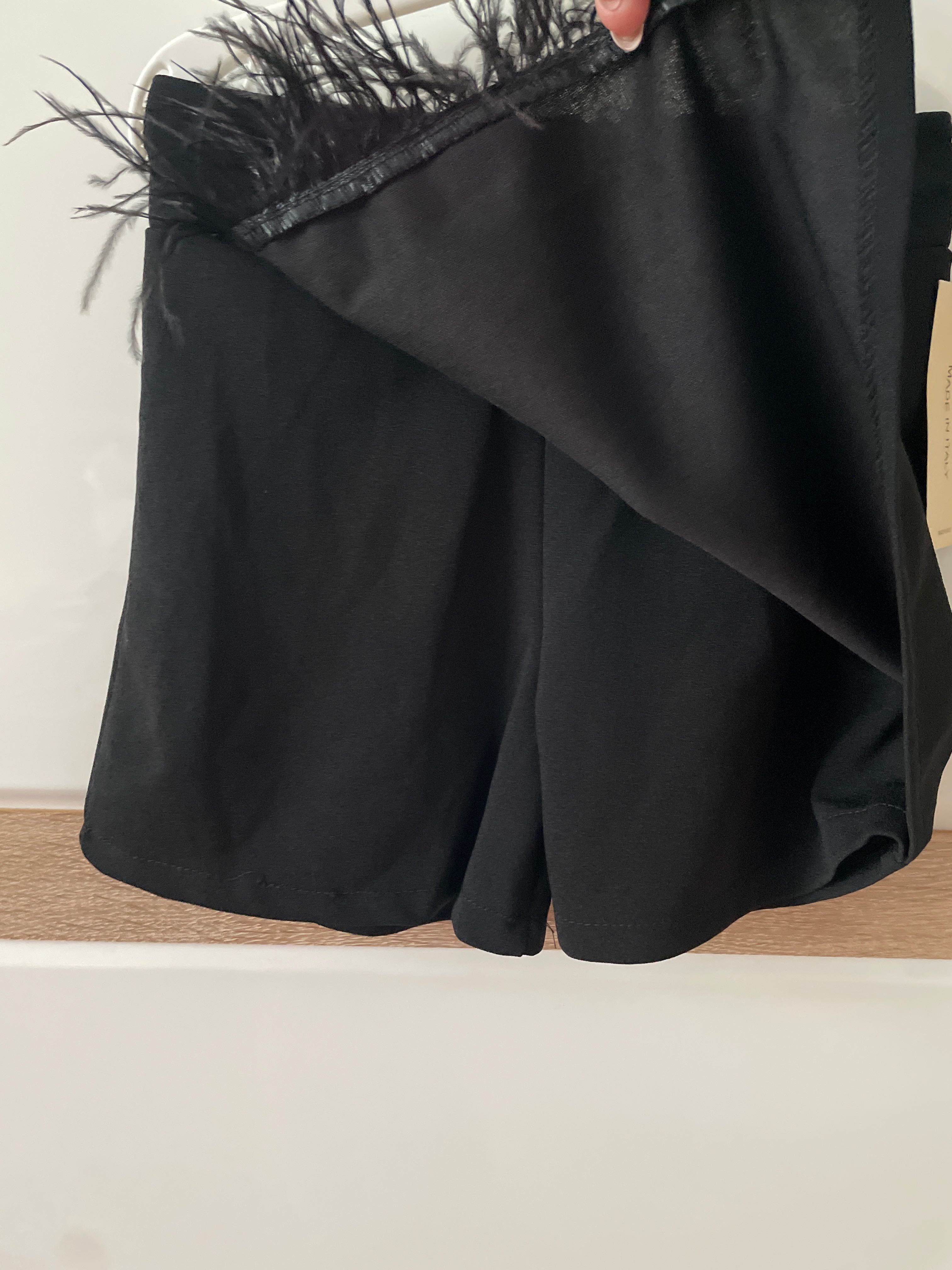 Nowe Spódnico-spodenki r 110/116 dla dziewczynki czarne z piórami
