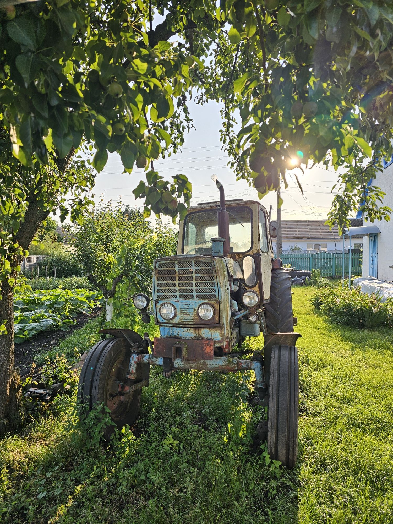 Продається трактор ЮМЗ-6, а також продається причіп 2ПТС 4