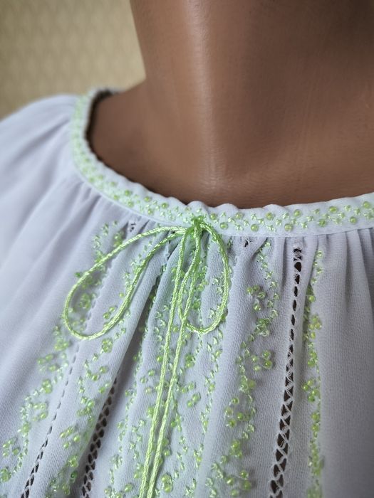 Жіноча шифонова вишиванка з салатовим бісером та поясом
