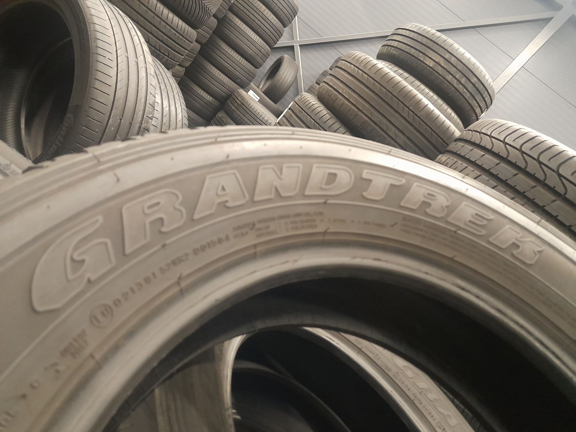 Літні Шини БВ 225/70 R17C DUNLOP Grand Track WT M3 Склад