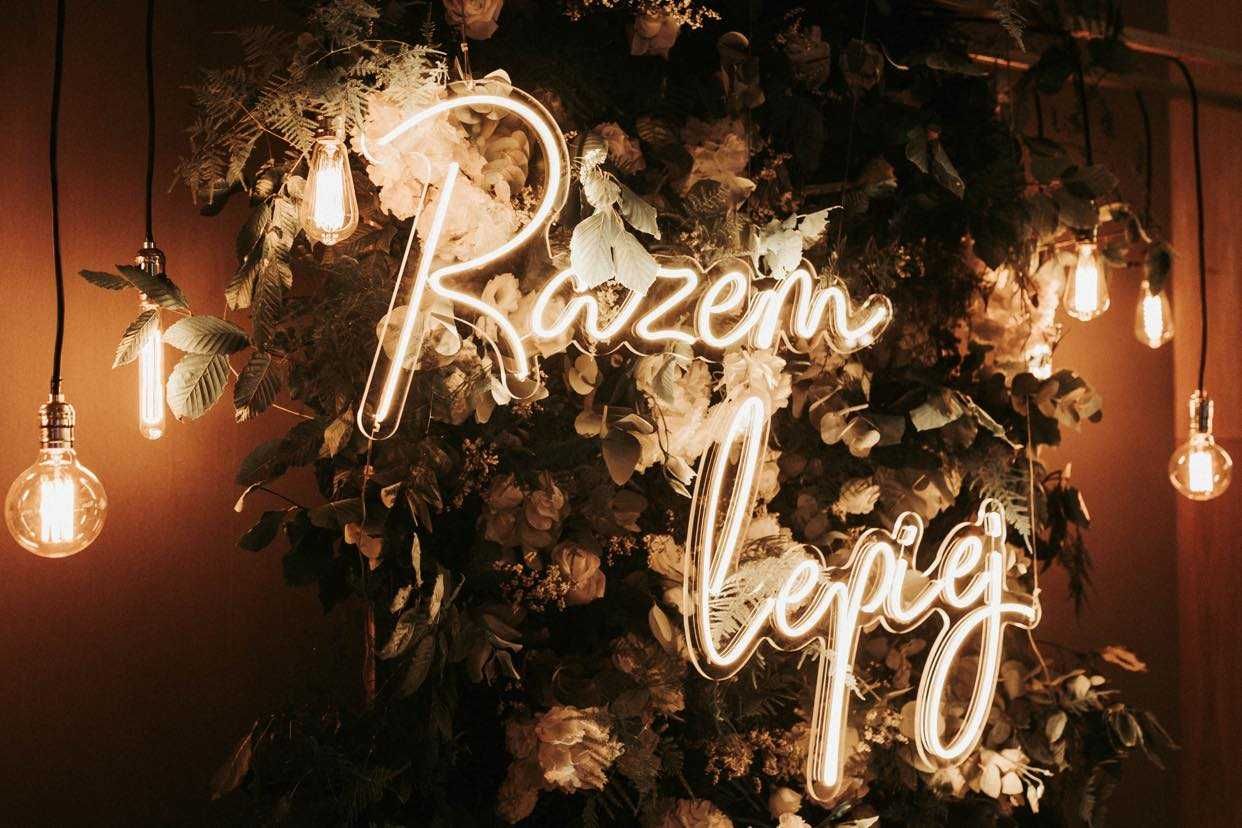 Neonowe napisy na wesele  Girlandy żarówkowe  Gwiezdne niebo