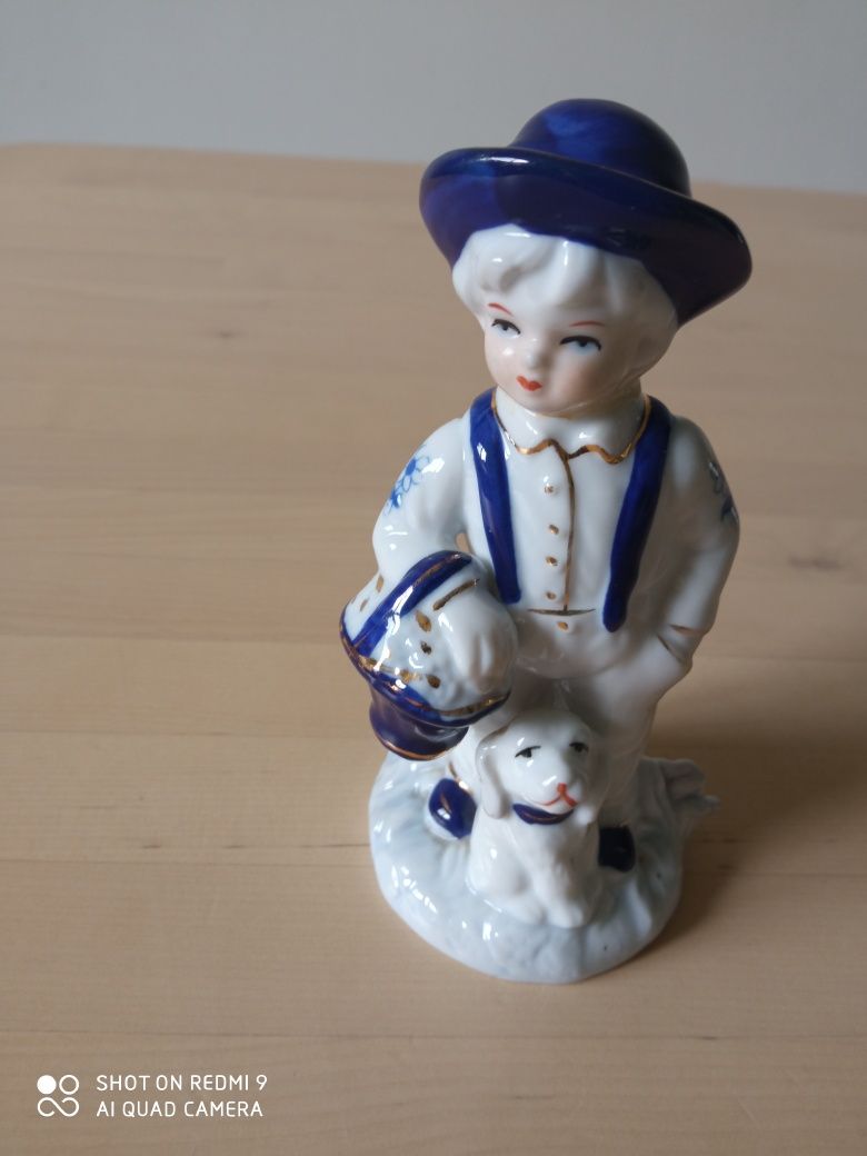 Figurka porcelanowa ceramiczna chłopiec z psem