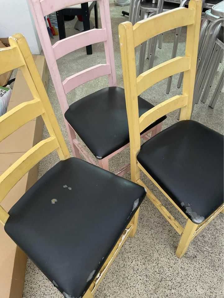 Cadeiras para desocupar 15€cada
pintada a mão 
Fundo novo  .