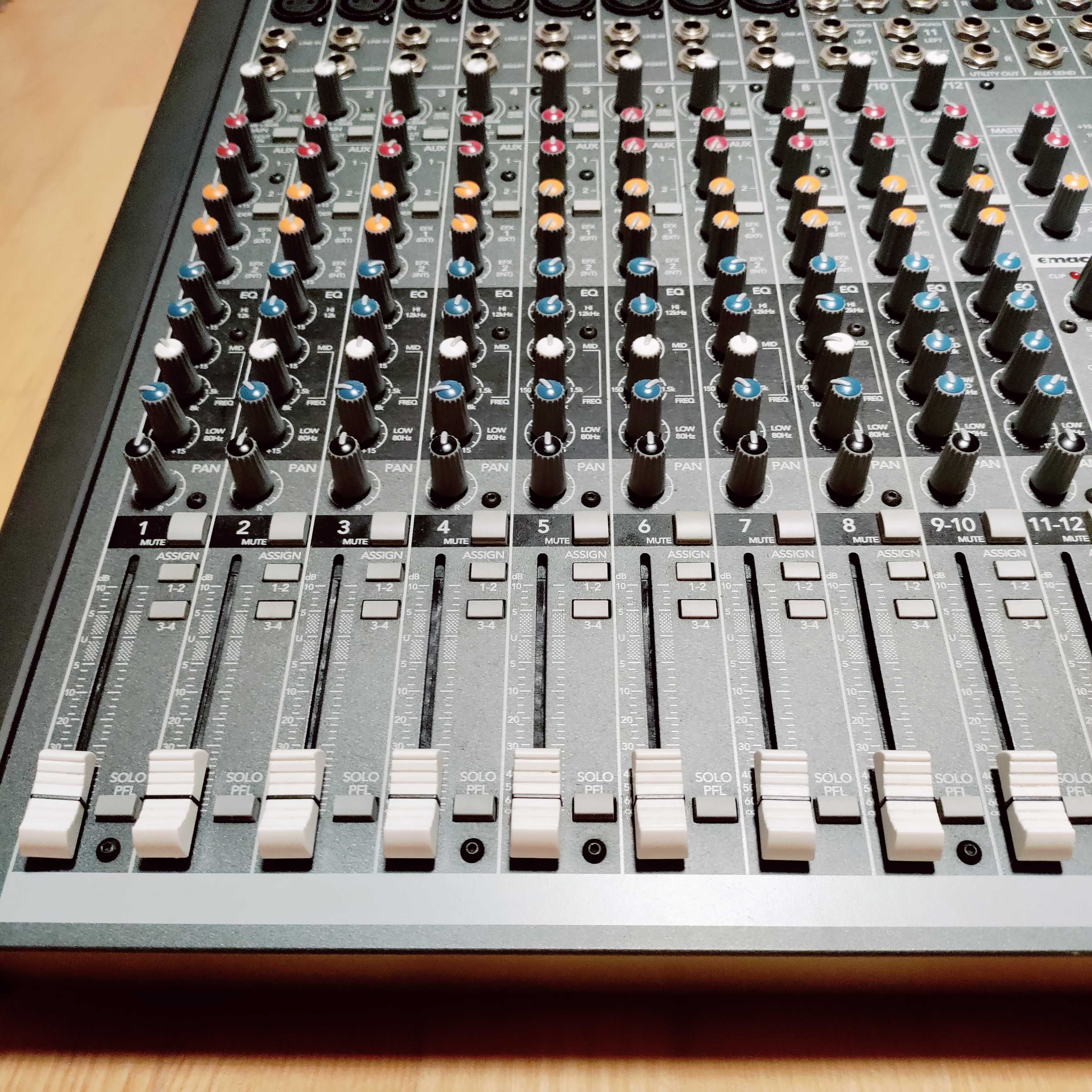 Mackie CFX 12 mixer