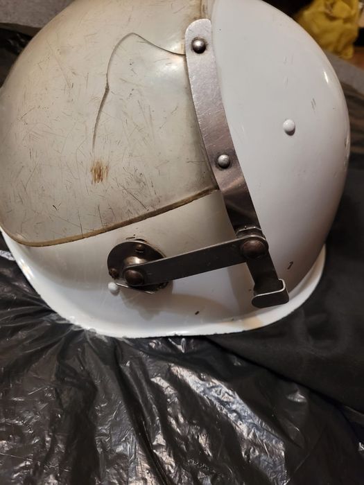 Каска шлем пожарного.