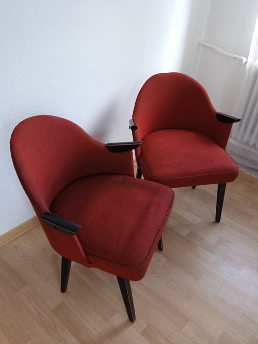 Dwa stare fotele muszelki do renowacji