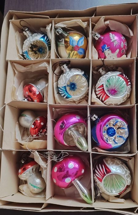 Stare ozdoby bombki choinkowe z okresu PRL-U.