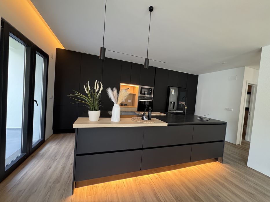 Moradia T4 nova com Jacuzzi, jardim privado e acabamentos de luxo