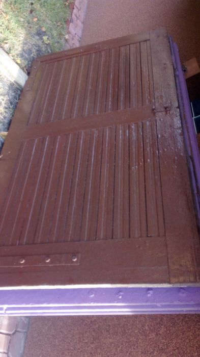 wrota garażowe drewniane z futryną