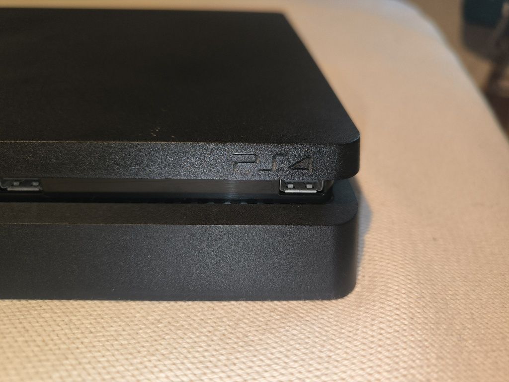 PLAYSTATION 4 SLIM 500GB + 2 Comandos + Cabos