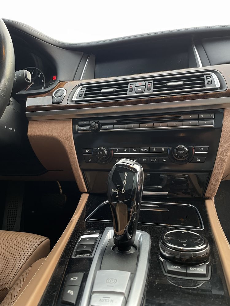 BMW 750 рестайл 2014года СРОЧНО!