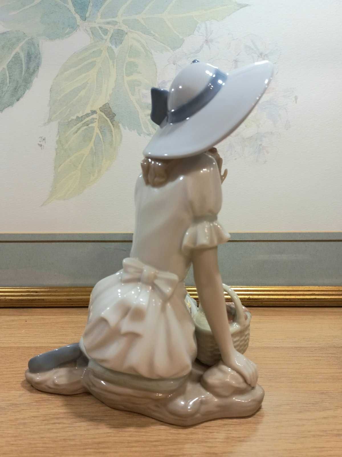 Очень красивая Статуэтка  NAO Lladro в идеальном состоянии.