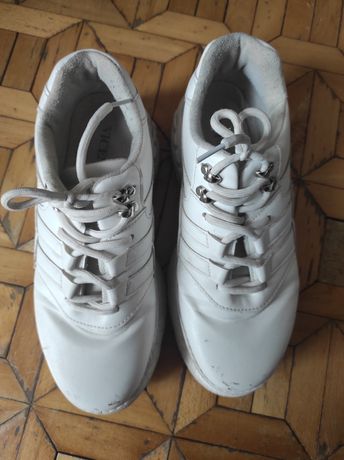 Białe sznurowane buty