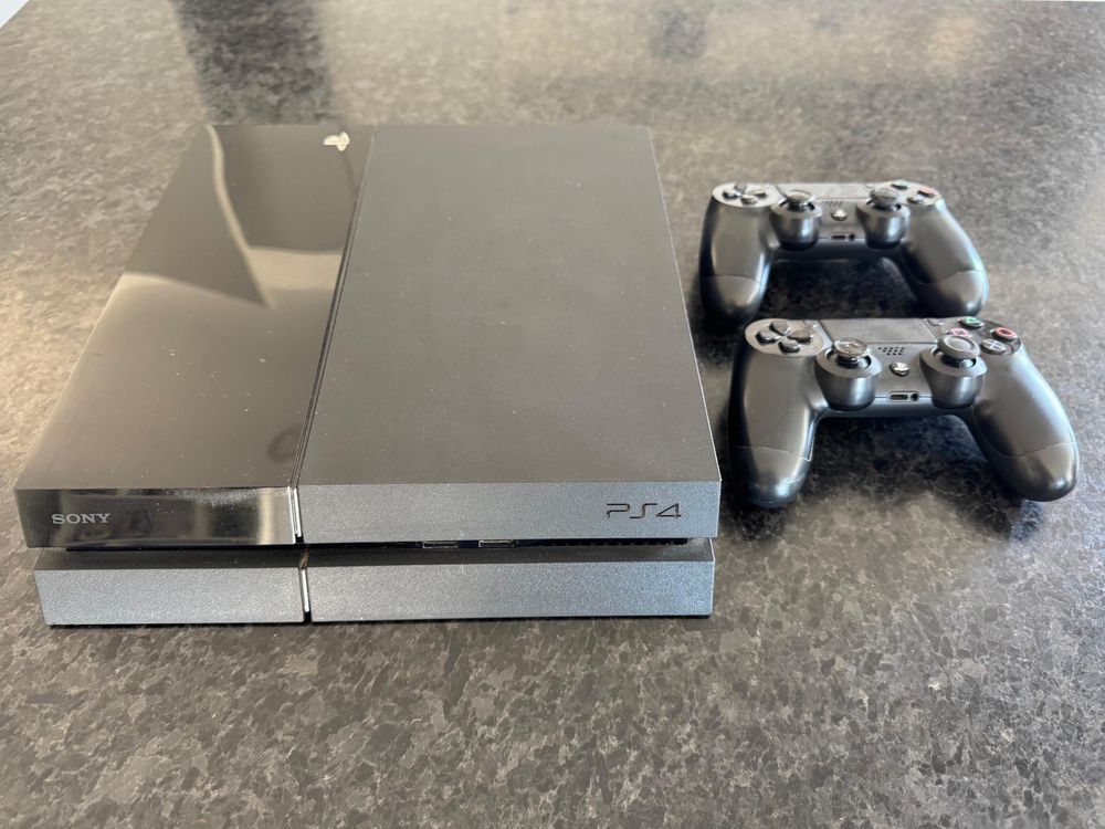 Playstation 4 c/ 2 comandos e 1 jogo