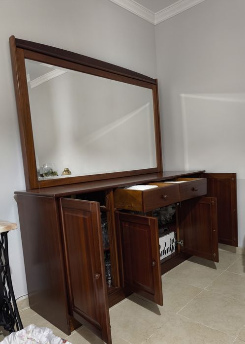 Aparador de sala com espelho