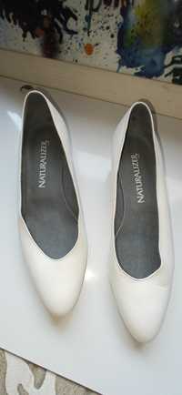 Женские туфли белые