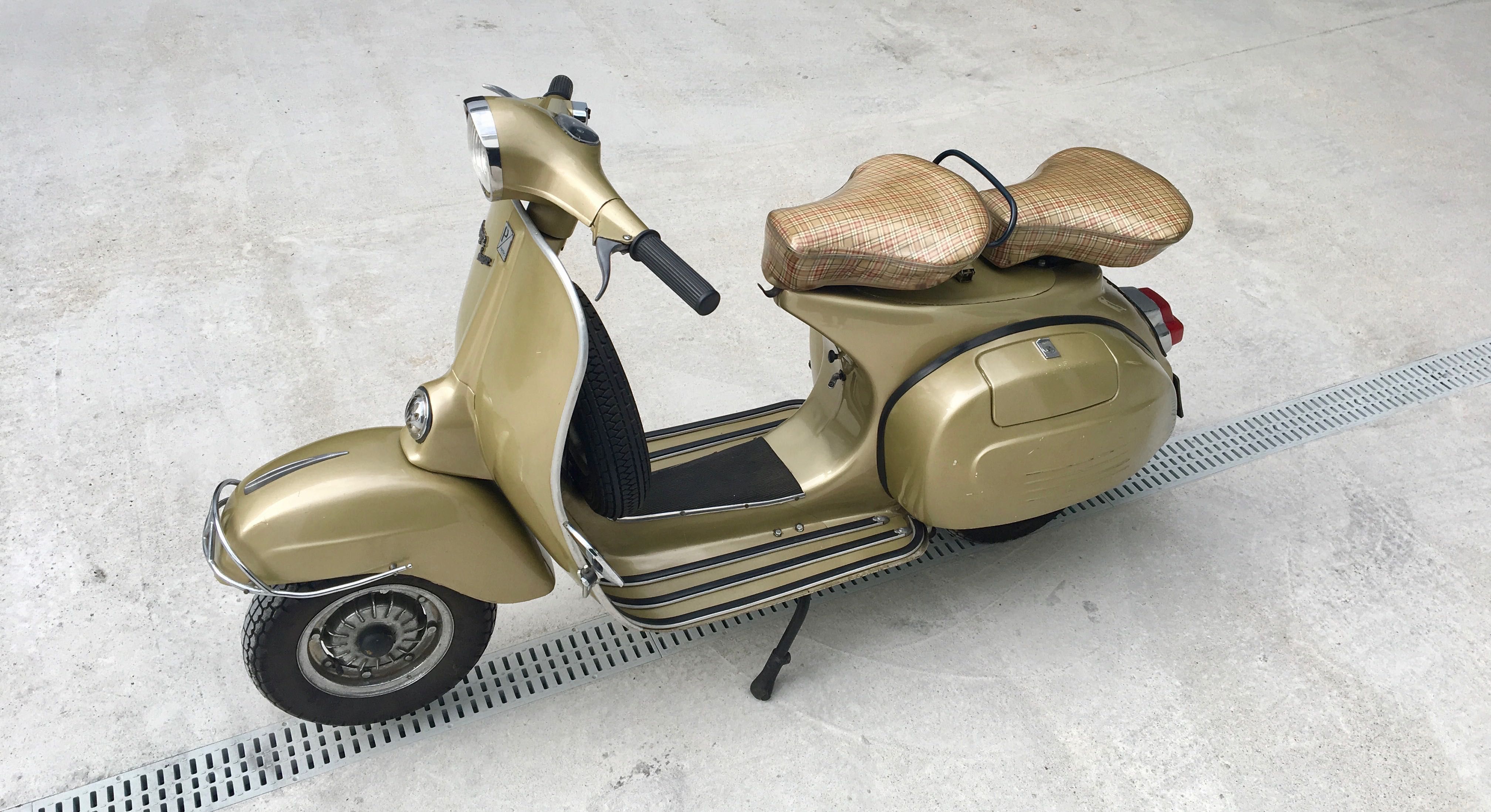 Vespa clássica Super 150