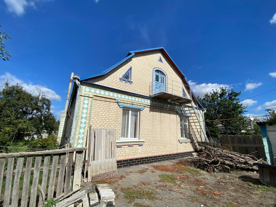 Продам гарний великий будинок в селі