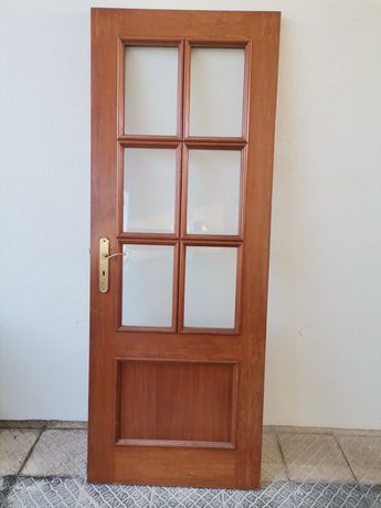 Porta de madeira com vidros sem aro