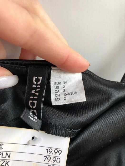 Sukienka czarna mała pięknie podkreślająca figurę (Divided H&M)