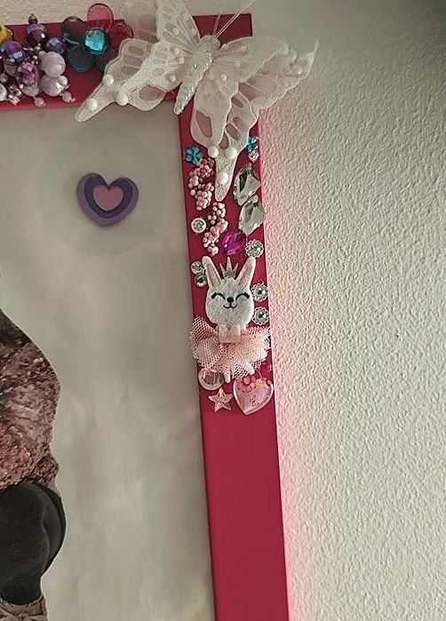 Moldura artesanal exclusiva e personalizada para quarto de menina.