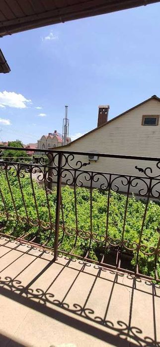 Якісний триповерховий будинок у Лісках на вул.Садова