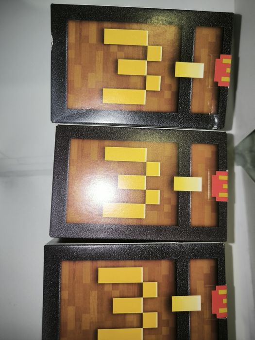 Brinquedos de adulto do McDonald's números 1 e 4 ( zombie e capacete)