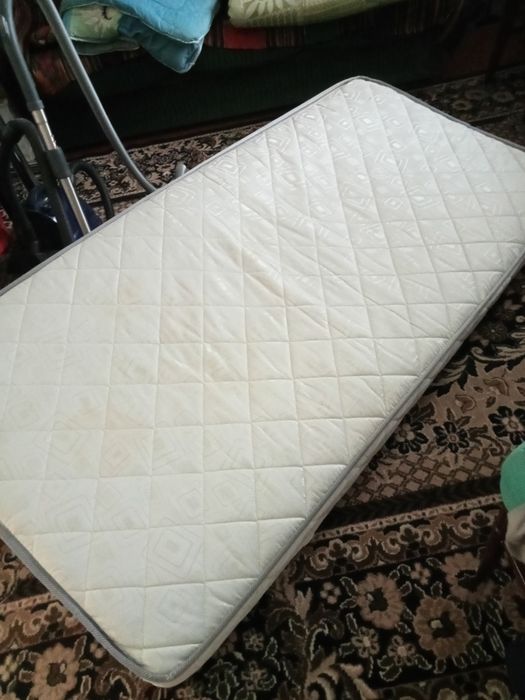 Кровать деревянная