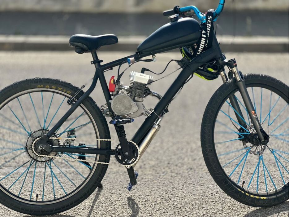 Motorizada 100cc anda muito barulho dela e de mota grande