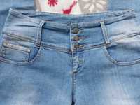 Spodnie jeans z wyższym pasem zapinanym na 3 guziki