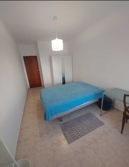 Quarto bem localizado